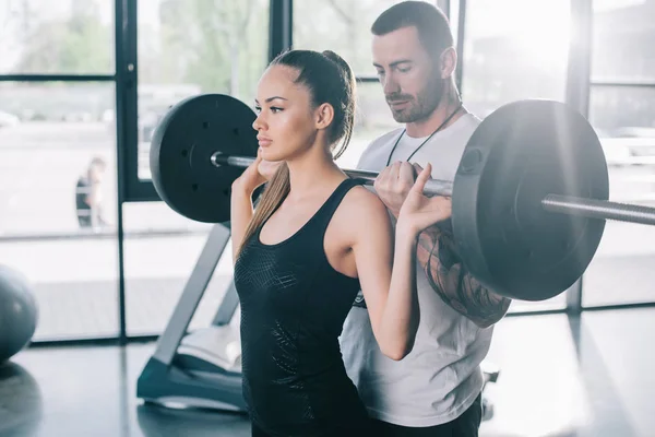 Personal Trainer Maschile Che Aiuta Sportiva Fare Esercizi Con Bilanciere — Foto Stock