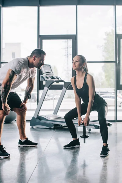 Muž Osobní Trenér Při Pohledu Sportovkyně Dělat Cvičení Činka Posilovně — Stock fotografie