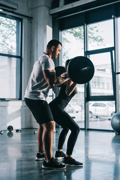 Männlicher Personal Trainer Hilft Sportlerin Bei Übungen Mit Langhantel Fitnessstudio — Stockfoto