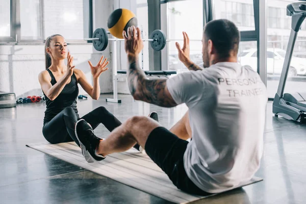 Masculino Personal Trainer Esportista Fazendo Exercícios Com Bola Ginásio — Fotografia de Stock