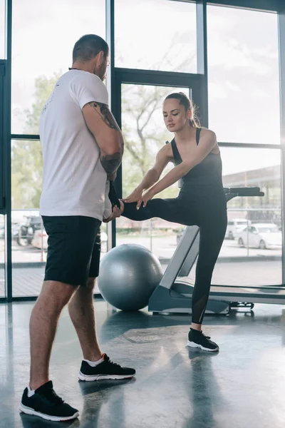 Masculino Personal Trainer Ajudando Desportista Para Alongamento Ginásio — Fotografia de Stock