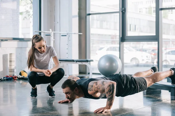 Female Personal Trainer Looking Sportsman Doing Push Ups Gym — Stock Photo, Image