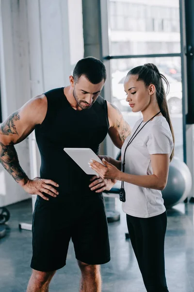 Mujer Entrenador Personal Deportista Mirando Pantalla Tableta Digital Gimnasio — Foto de Stock