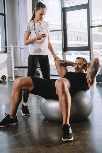 Female Personal Trainer Using Timer While Sportsman Doing Exercises Fitness — Stock Photo, Image