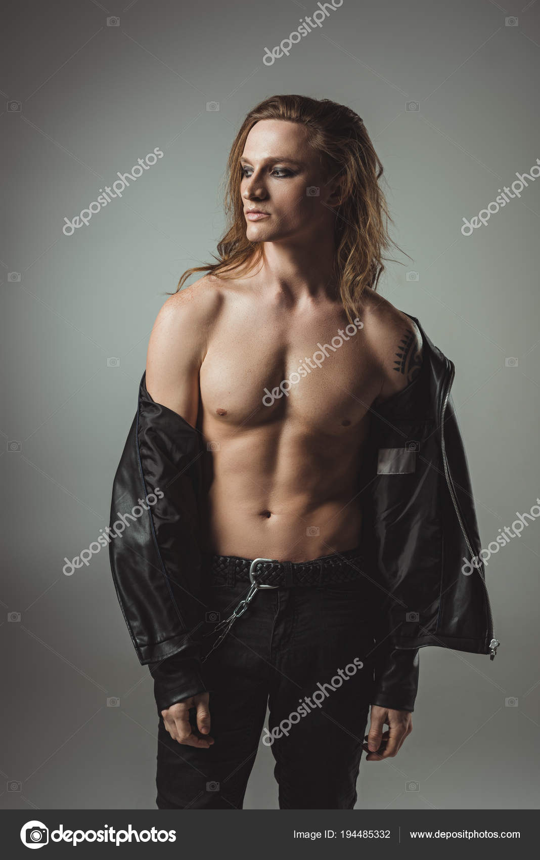 Rockero Sin Camisa Con Tatuaje Posando Chaqueta Cuero Negro