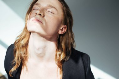 Yakışıklı şehvetli adamla kapalı gözler, gri