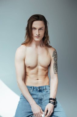 seksi gömleksiz adam gri poz