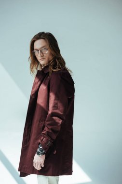 moda erkek trençkot, Grey poz uzun saçlı