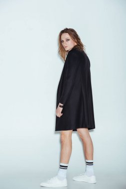 şık adam uzun siyah ceket, gri poz