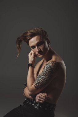 gömleksiz adam garip saç modeli ve yandan, gri izole dövme