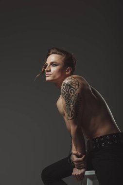 garip saç modeli, gri izole olan yakışıklı gömleksiz adam