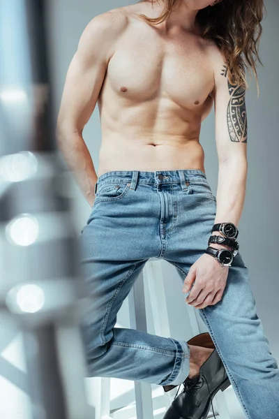 Bijgesneden Weergave Van Sexy Shirtless Man Grijs — Stockfoto