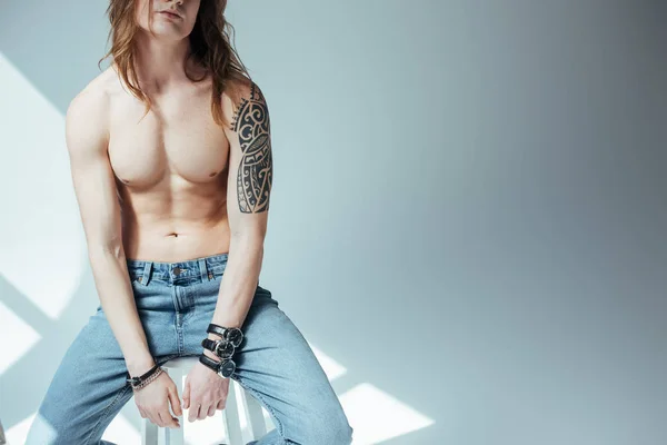 Taburede Gri Poz Seksi Gömleksiz Adam Görünümünü Kırpılmış — Stok fotoğraf