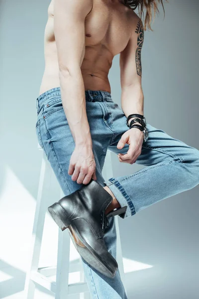 Vista Ritagliata Sexy Uomo Senza Maglietta Posa Jeans Grigio — Foto Stock