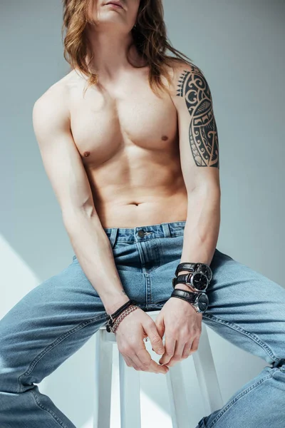 Vue Recadrée Sexy Modèle Masculin Torse Jeans Sur Gris — Photo