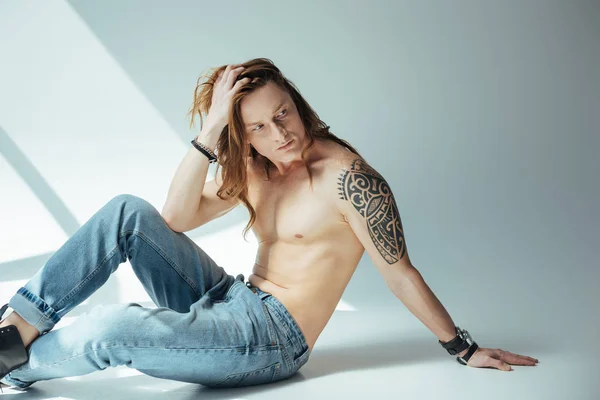 Sexy Shirtless Człowiek Tatuażem Rękę Szaro — Zdjęcie stockowe