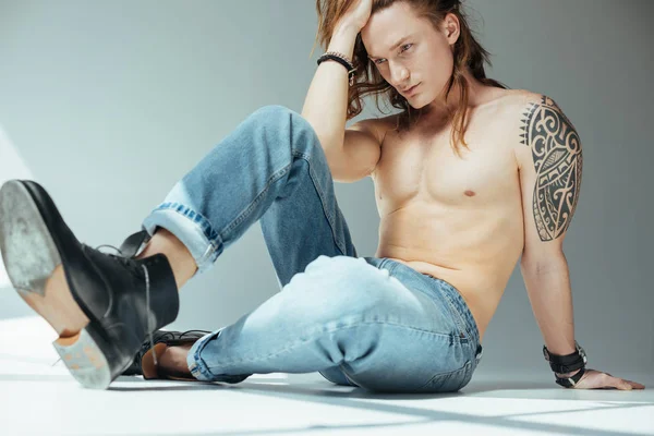 Sexy Hombre Sin Camisa Con Pelo Largo Posando Jeans Gris —  Fotos de Stock