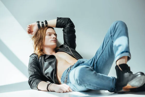 Bertelanjang Dada Pria Seksi Dalam Jeans Dan Jaket Kulit Hitam — Stok Foto