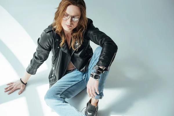 Stattliche Männliche Modell Posiert Brille Jeans Und Schwarzer Lederjacke Auf — Stockfoto