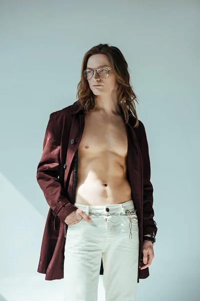 Modne Shirtless Człowiek Okularach Pozowanie Płaszczu Szaro — Zdjęcie stockowe
