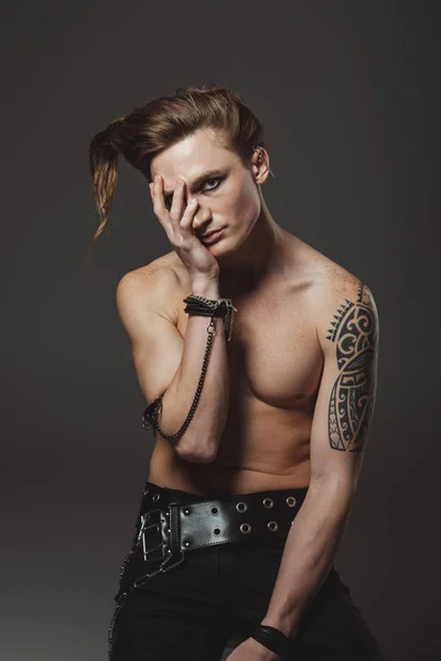 Όμορφος Άνδρας Shirtless Τατουάζ Στο Χέρι Και Περίεργο Χτένισμα Απομονώνονται — Φωτογραφία Αρχείου