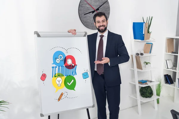 Lächelnder Geschäftsmann Zeigt Auf Whiteboard Mit Teamwork Aufschrift Und Business — Stockfoto