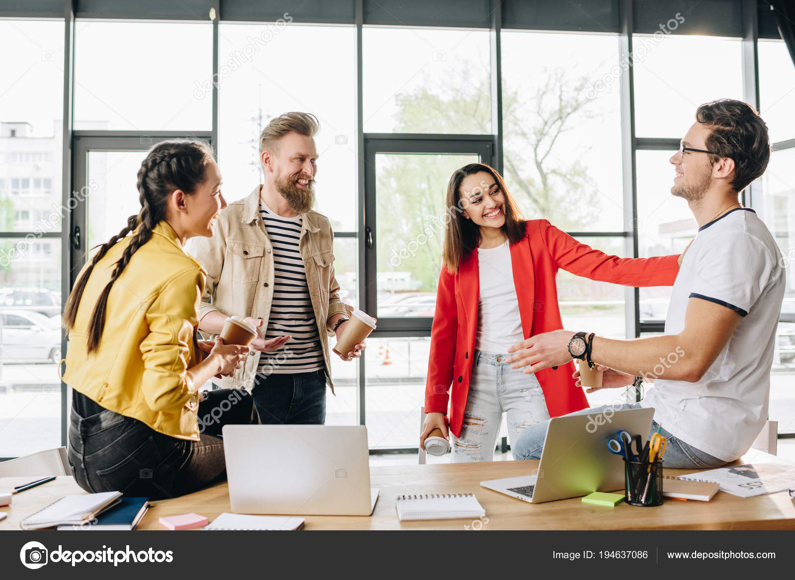 While working. Working light. Успешная женщина. Женщина сток. Умные успешные женщины.