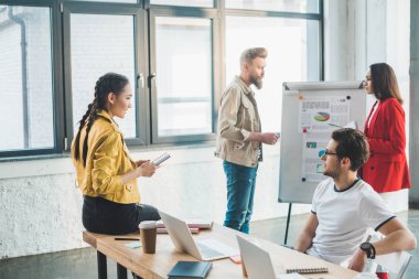 Başarılı iş adamları modern ışık Office sunu üzerinde birlikte çalışma