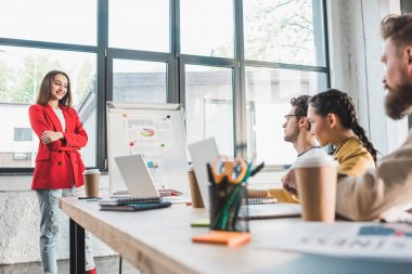 Kadın kendi meslektaşı modern ışık ofisinde dinleme başarılı iş adamları