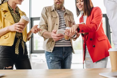 Başarılı iş adamları modern ışık Office smartphone ekranında arıyorsunuz