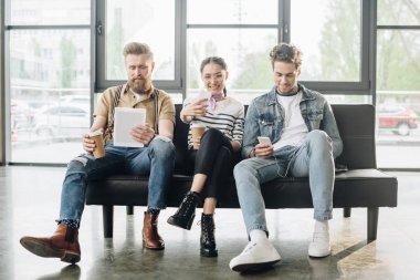 Başarılı iş adamları modern ışık ofiste araçları kullanma