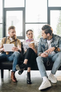 Çeşitli iş takım dinlenme ve ışık çalışma alanında dijital cihazlar kullanarak