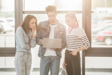 Işık çalışma alanı içinde laptop tarafından projede çalışan çeşitli iş arkadaşları