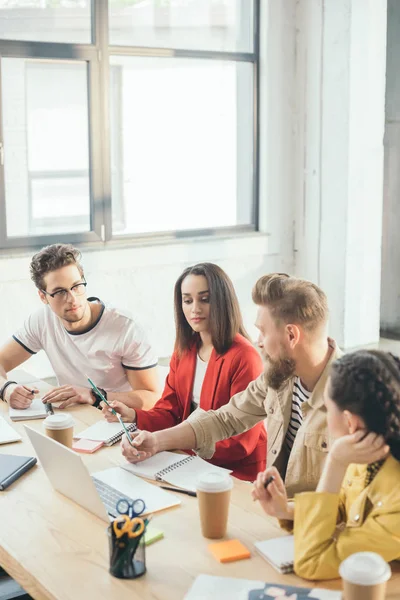 Colegas Profesionales Negocios Hombres Mujeres Junto Mesa Con Portátil Oficina —  Fotos de Stock