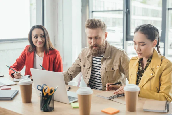 Mulheres Diversas Homem Trabalhando Projeto Negócio Por Laptops Escritório Claro — Fotografia de Stock