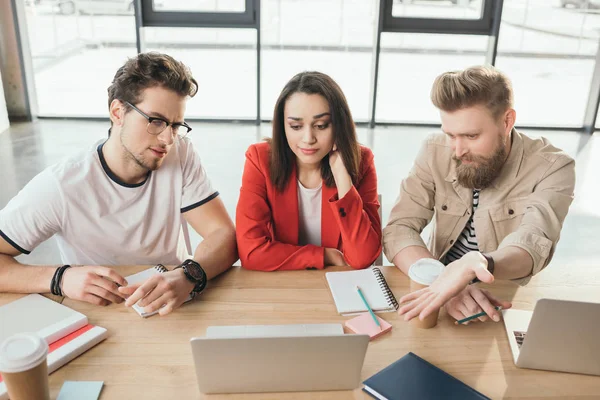 Tankeväckande Business Team Tittar Laptop Ljus Arbetsyta — Stockfoto