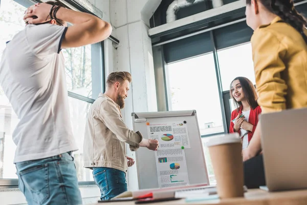 Çeşitli iş ekibi tarafından beyaz tahta ışık çalışma alanında çalışıyor