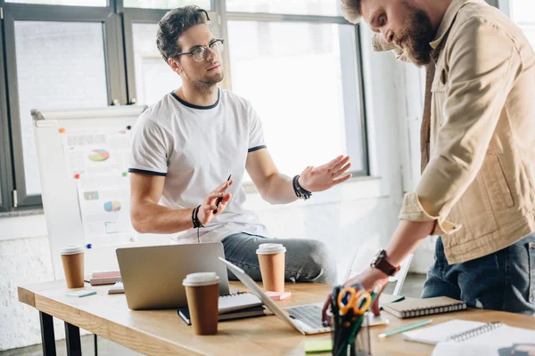 Männliche Kollegen Modernen Büro — Stockfoto