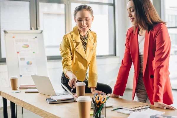 Erfolgreiche Geschäftsfrauen Arbeiten Modernem Light Office Zusammen — Stockfoto