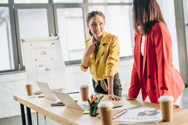 Glimlachend Zakenvrouwen Samen Werken Moderne Lichte Kantoren — Stockfoto