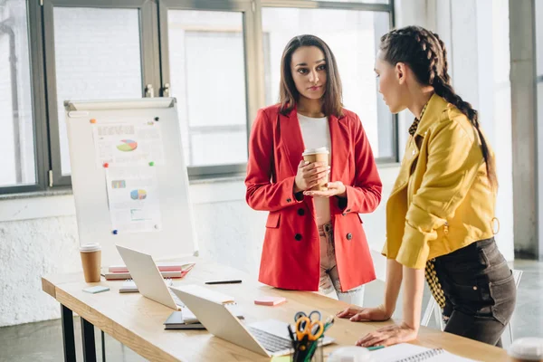 Colleghi Lavoro Professionali Donne Che Parlano Ufficio Moderno — Foto Stock