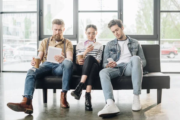 Professionele Collega Mannen Vrouw Zoek Naar Schermen Van Digitale Apparaten — Stockfoto