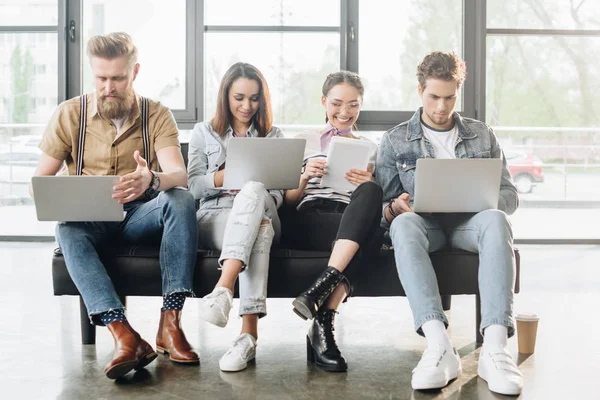 Başarılı Adamları Modern Işık Office Dijital Cihazlar Ile Çalışma — Stok fotoğraf