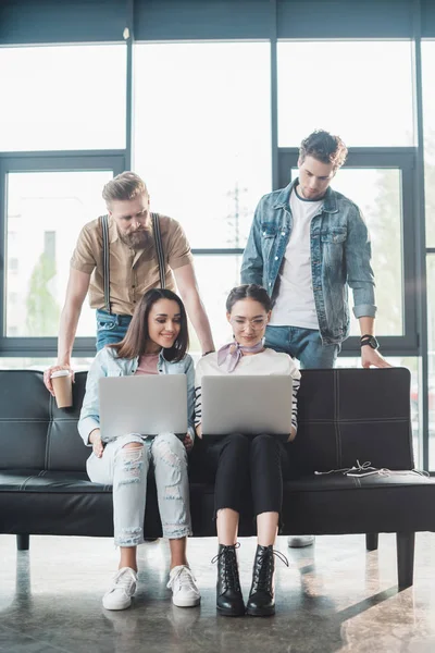 Equipo Negocios Diverso Que Trabaja Computadoras Portátiles Mientras Está Sentado — Foto de Stock