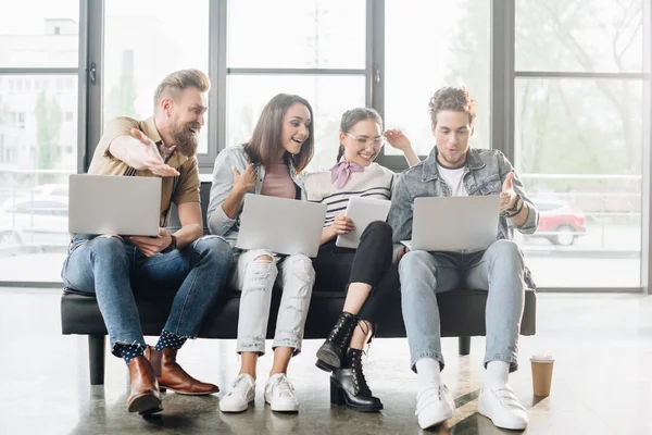 Colegas Profesionales Negocios Hombres Mujeres Que Trabajan Computadoras Portátiles Mientras —  Fotos de Stock