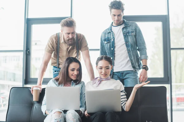 Succesvolle Zakenmensen Werken Laptops Zittend Bank Moderne Lichte Kantoren — Gratis stockfoto