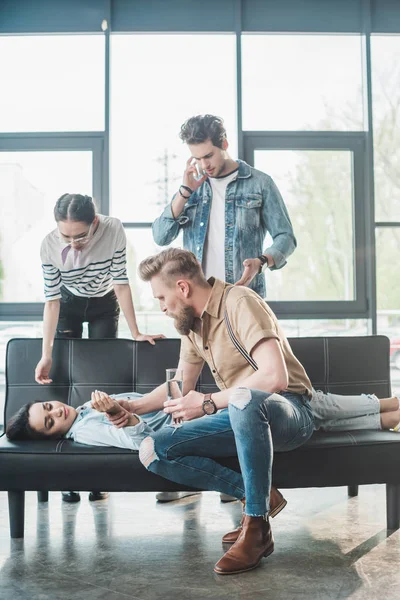 Businessman Checking Pulse Young Fainted Woman Lying Sofa Office — Stock Photo, Image