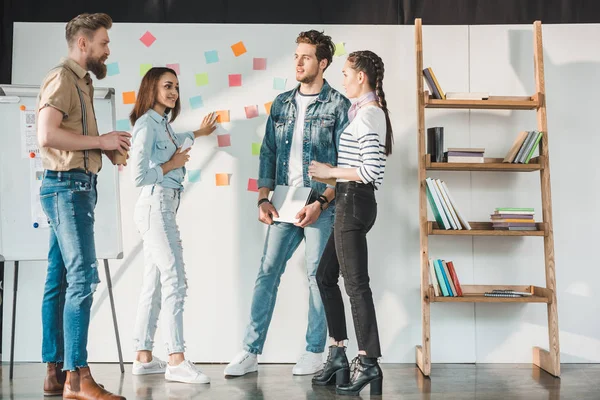 Erfolgreiche Geschäftsleute Diskutieren Ideen Whiteboard Mit Klebrigen Zetteln Modernem Light — Stockfoto