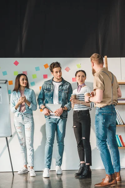 Equipo Negocios Diverso Discutiendo Ideas Espacio Trabajo Ligero — Foto de stock gratuita