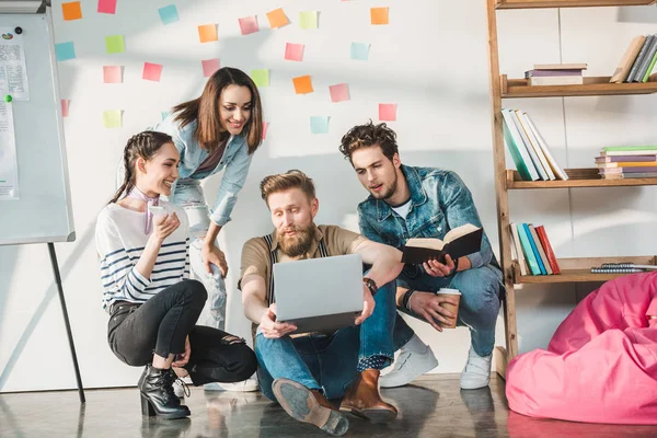 Equipe Negócios Diversificada Pesquisando Ideias Espaço Trabalho Leve — Fotografia de Stock